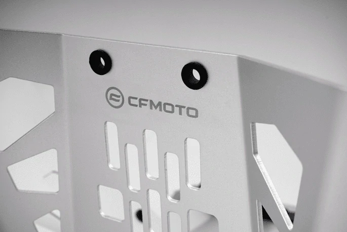 800MT‑X Kryt motoru a nádrží