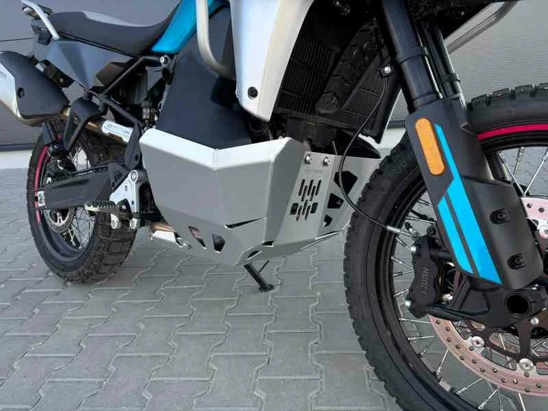 800MT‑X Kryt motoru a nádrží